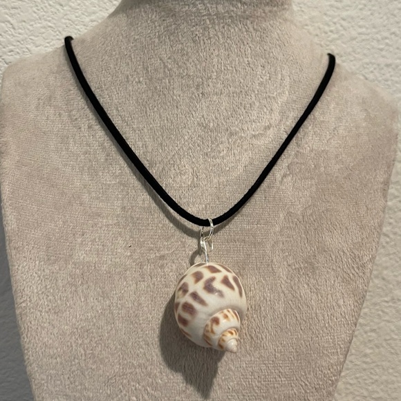 Shell Pendant Necklace - Picture 2 of 3